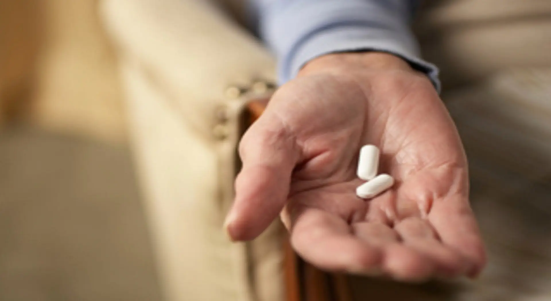 hand holding capsules