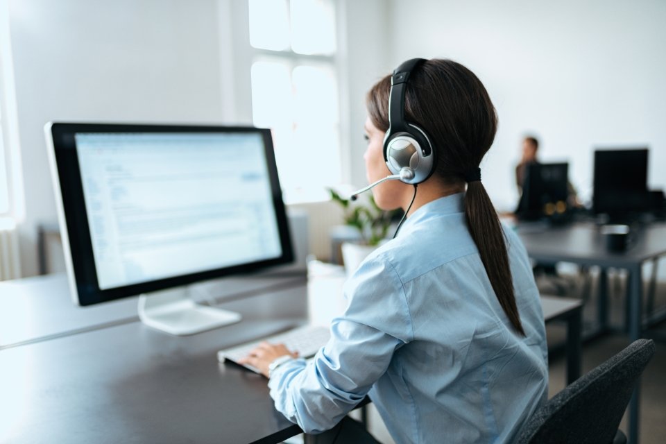 woman-headset-infoline