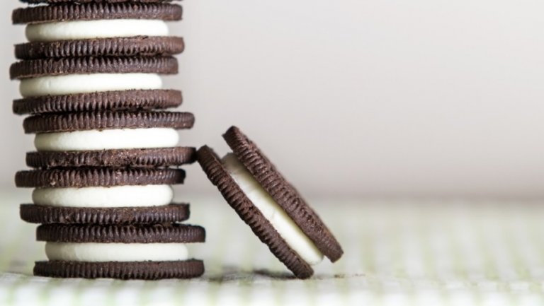 stacked chocolate sandwich cookies