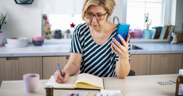 patient taking notes