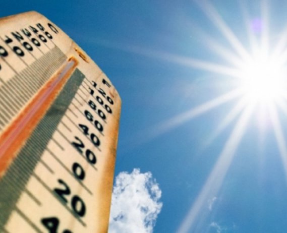Thermometer with high temperature and sun in background