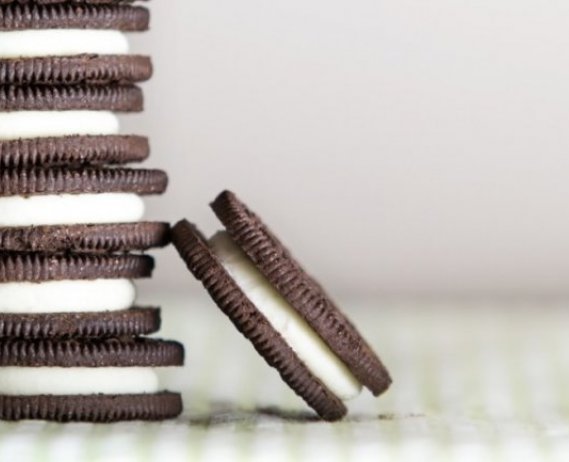 stacked chocolate sandwich cookies