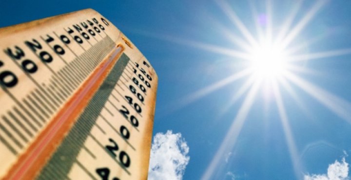 Thermometer with high temperature and sun in background