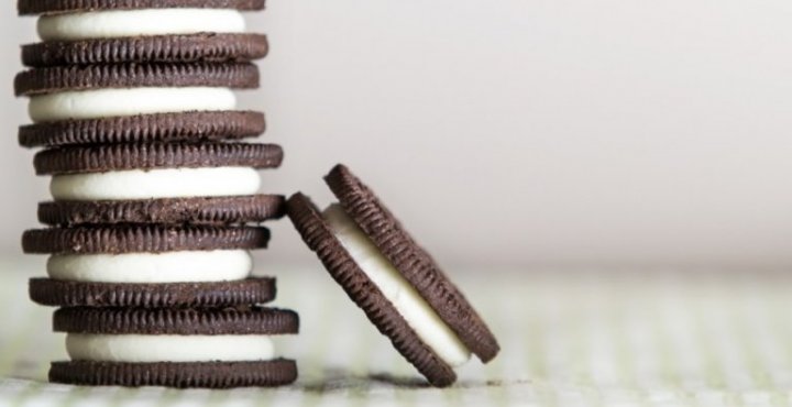 stacked chocolate sandwich cookies