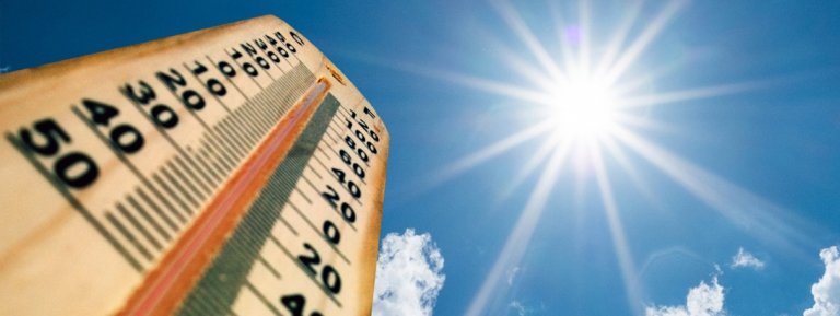 Thermometer with high temperature and sun in background